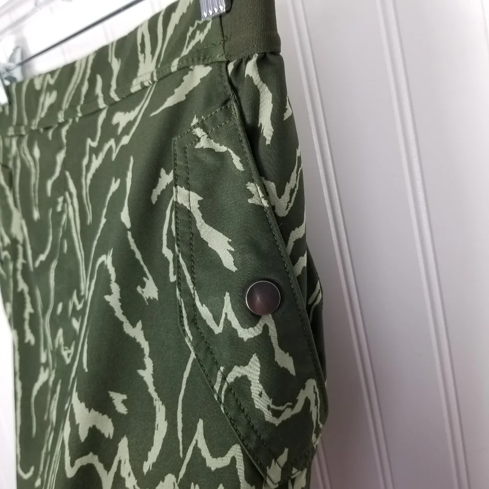 Athleta Womens Vienna Cargo Skort Size 4 Green Built in Shorts Active Print